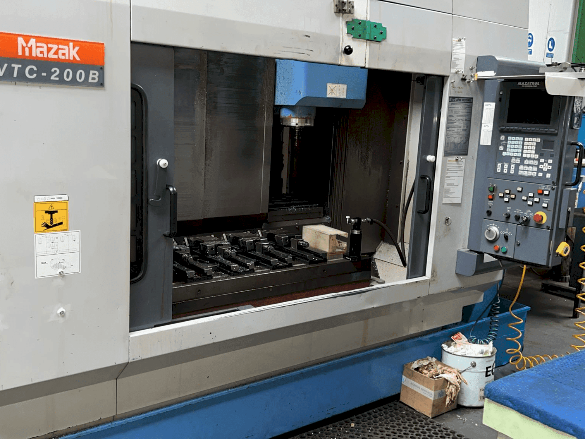 Mazak VTC 200B Mašinos vaizdas iš priekio