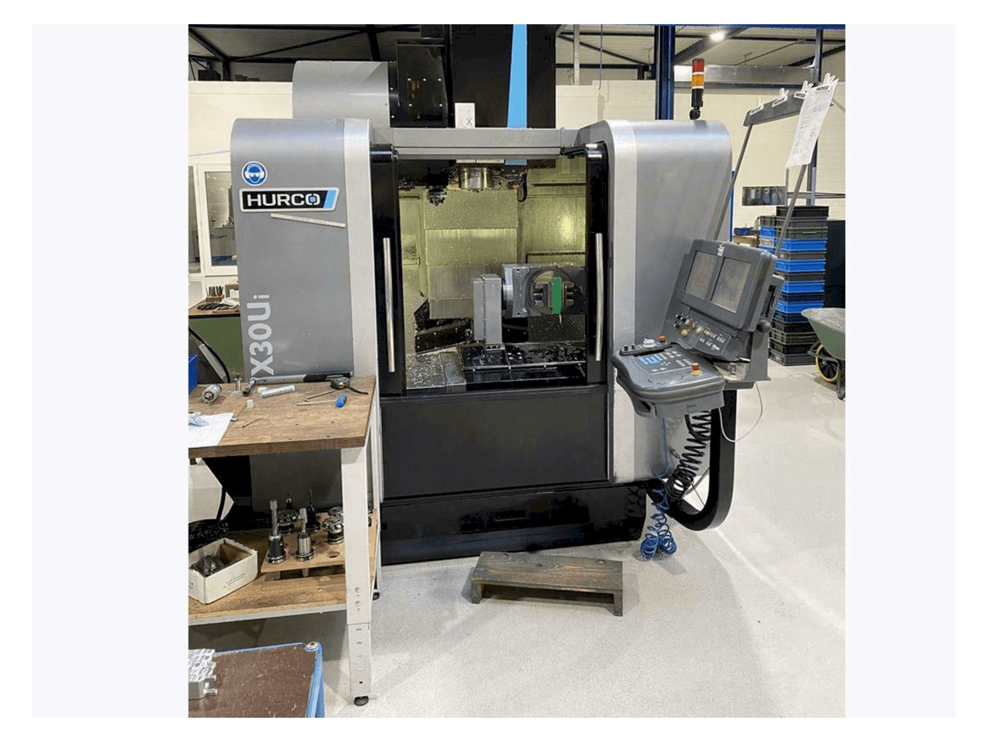 Hurco VMX30 Ui Mašinos vaizdas iš priekio