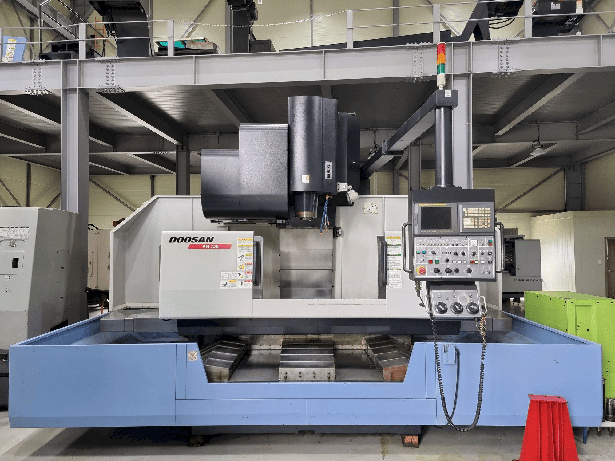 Doosan VM750 Mašinos vaizdas iš priekio