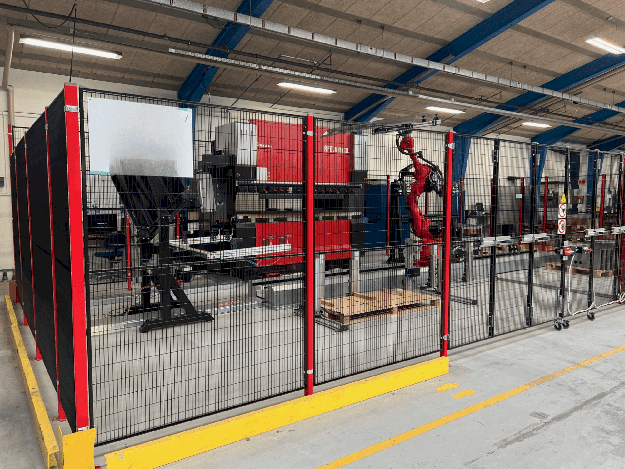 AMADA HFE3i 1003 8 axes L Mašinos vaizdas iš priekio