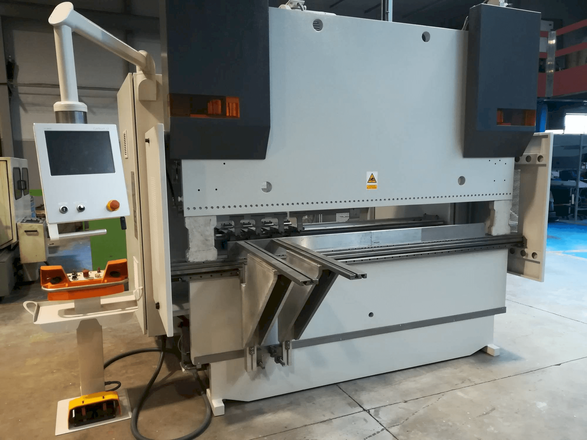 LVD LVD PPEB 80/25 CAD-CNC Mašinos vaizdas iš priekio