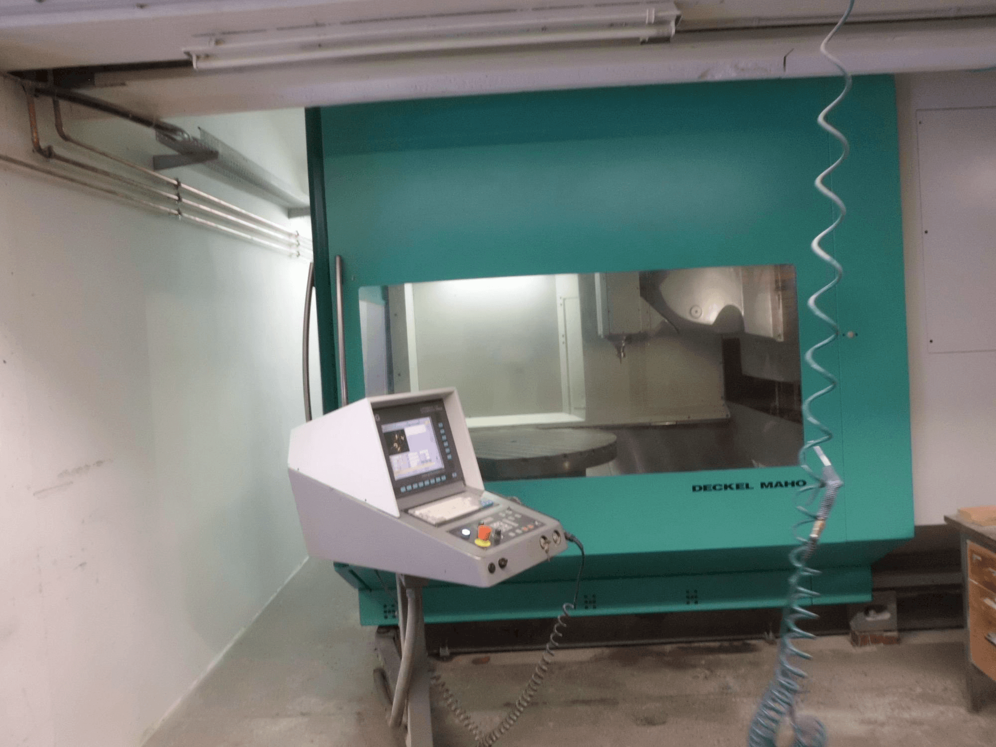 DECKEL MAHO DMU 125 P Mašinos vaizdas iš priekio