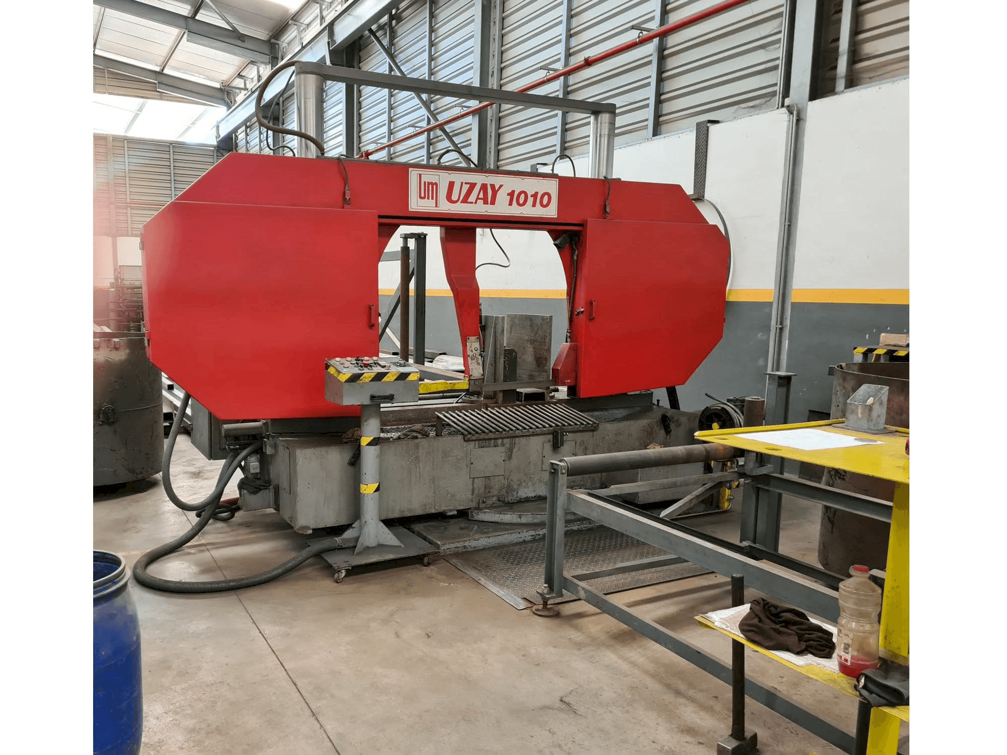 UZAY MAKINA UMSY 1010 Mašinos vaizdas iš priekio