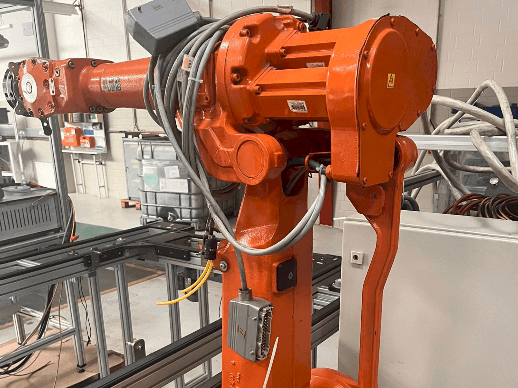 ABB IRB 2400 M2004 Mašinos vaizdas iš priekio
