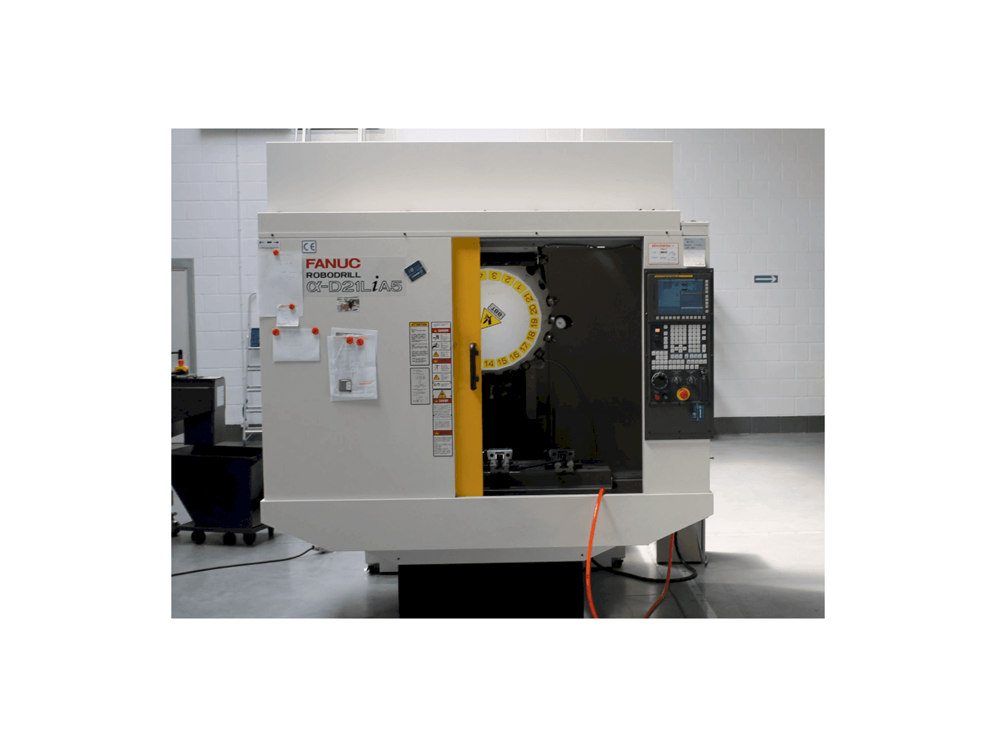 FANUC RoboDrill D21LiA5 Mašinos vaizdas iš priekio