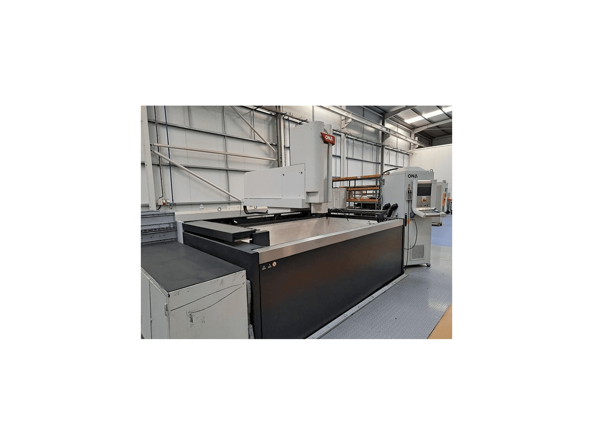 ONA QX8 B1 L Mašinos vaizdas iš priekio