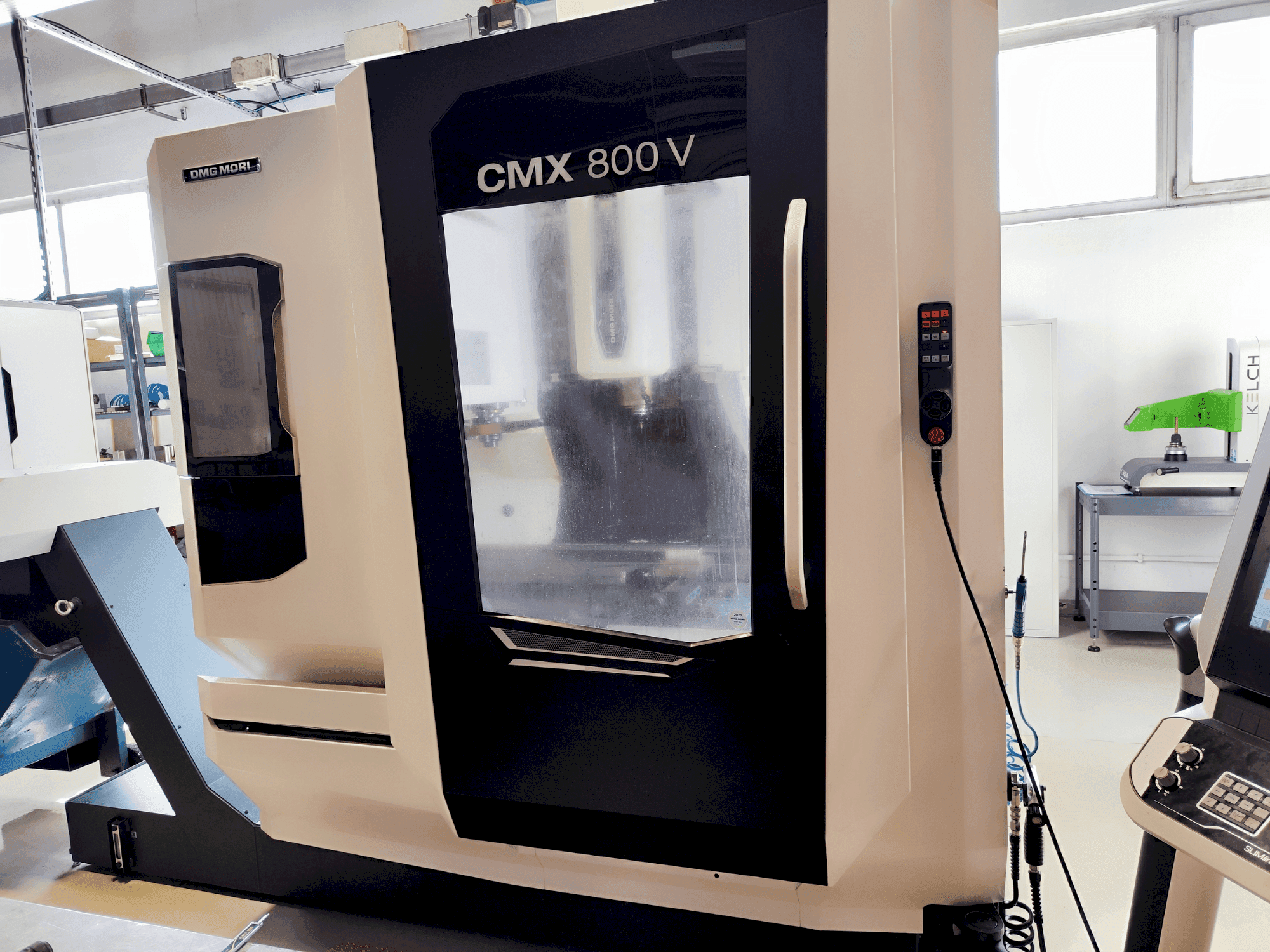 DMG CMX 800 V Mašinos vaizdas iš priekio