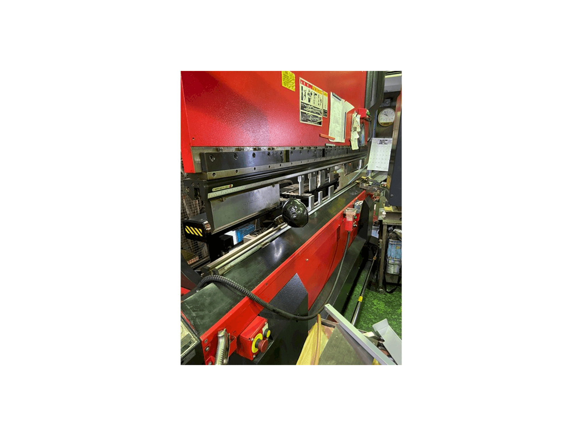 AMADA HDS 8025 NT Mašinos vaizdas iš kairės pusės