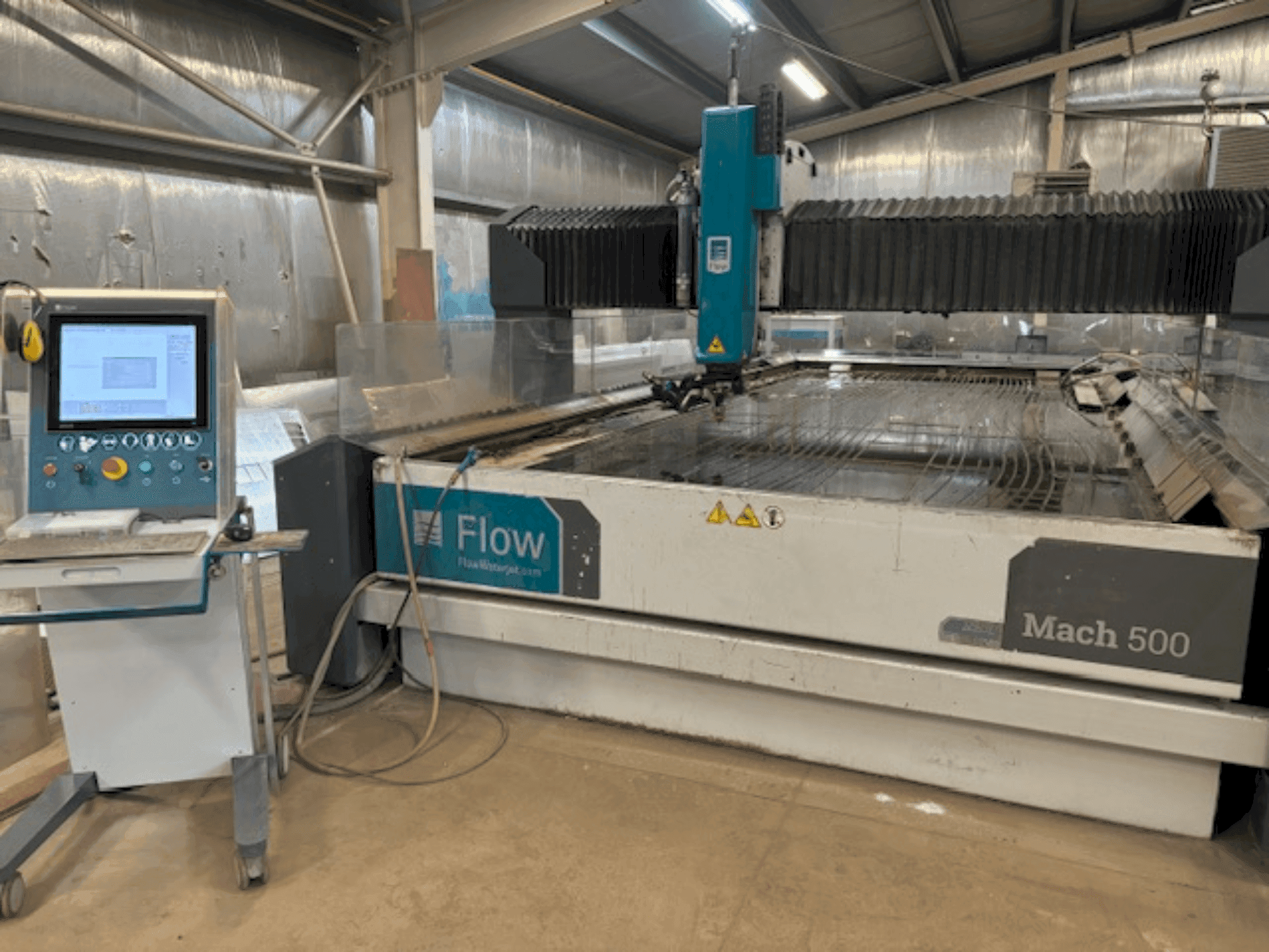 Flow Mach M500-2060 Mašinos vaizdas iš priekio