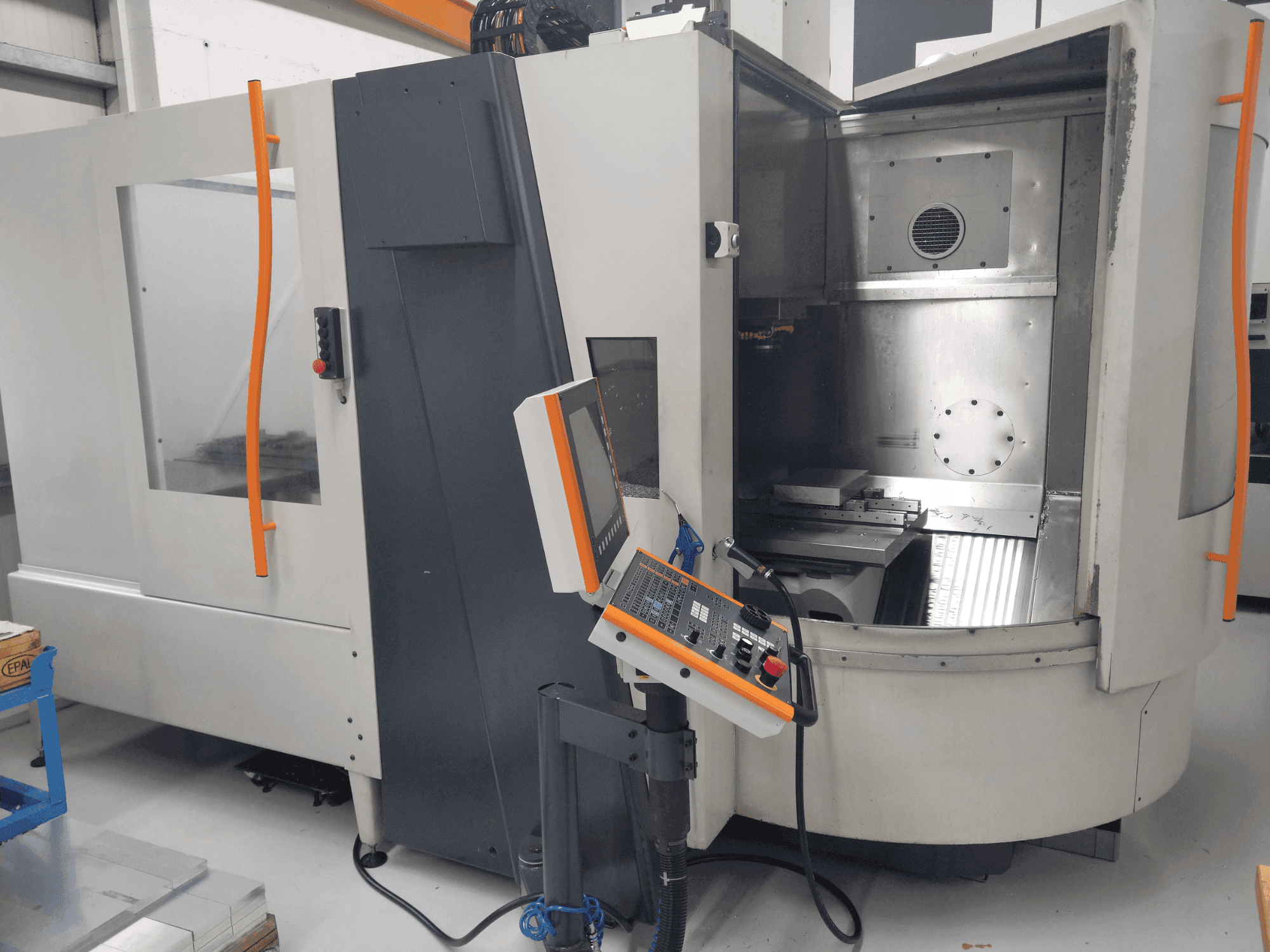 MIKRON HSM 800 Mašinos vaizdas iš priekio