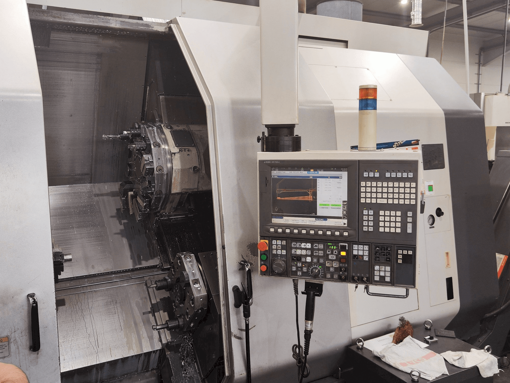 Okuma LU 300 MY Mašinos vaizdas iš priekio