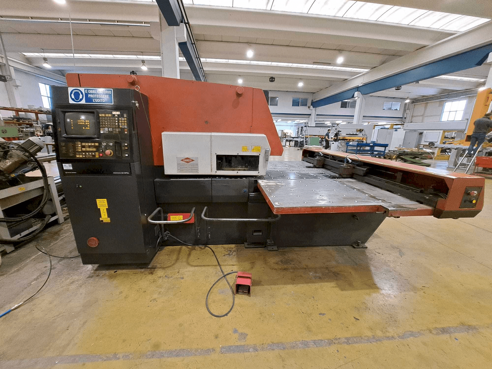 AMADA ARIES 245 Mašinos vaizdas iš priekio