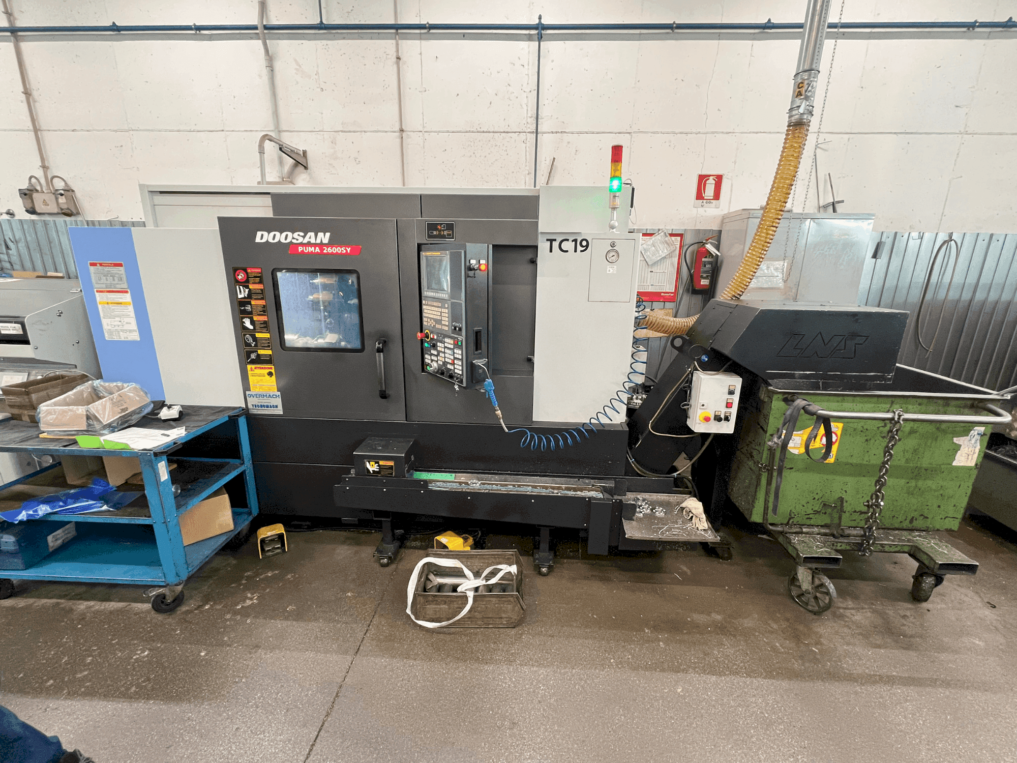 DOOSAN 2600 SY Mašinos vaizdas iš priekio