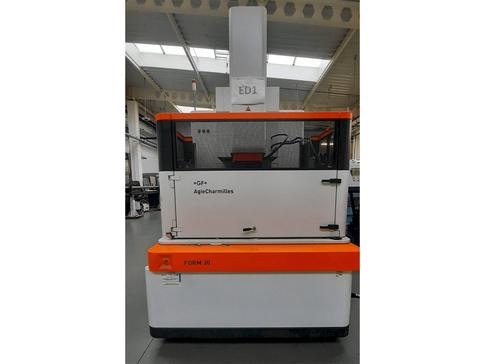 AgieCharmilles FORM 30 Mašinos vaizdas iš priekio