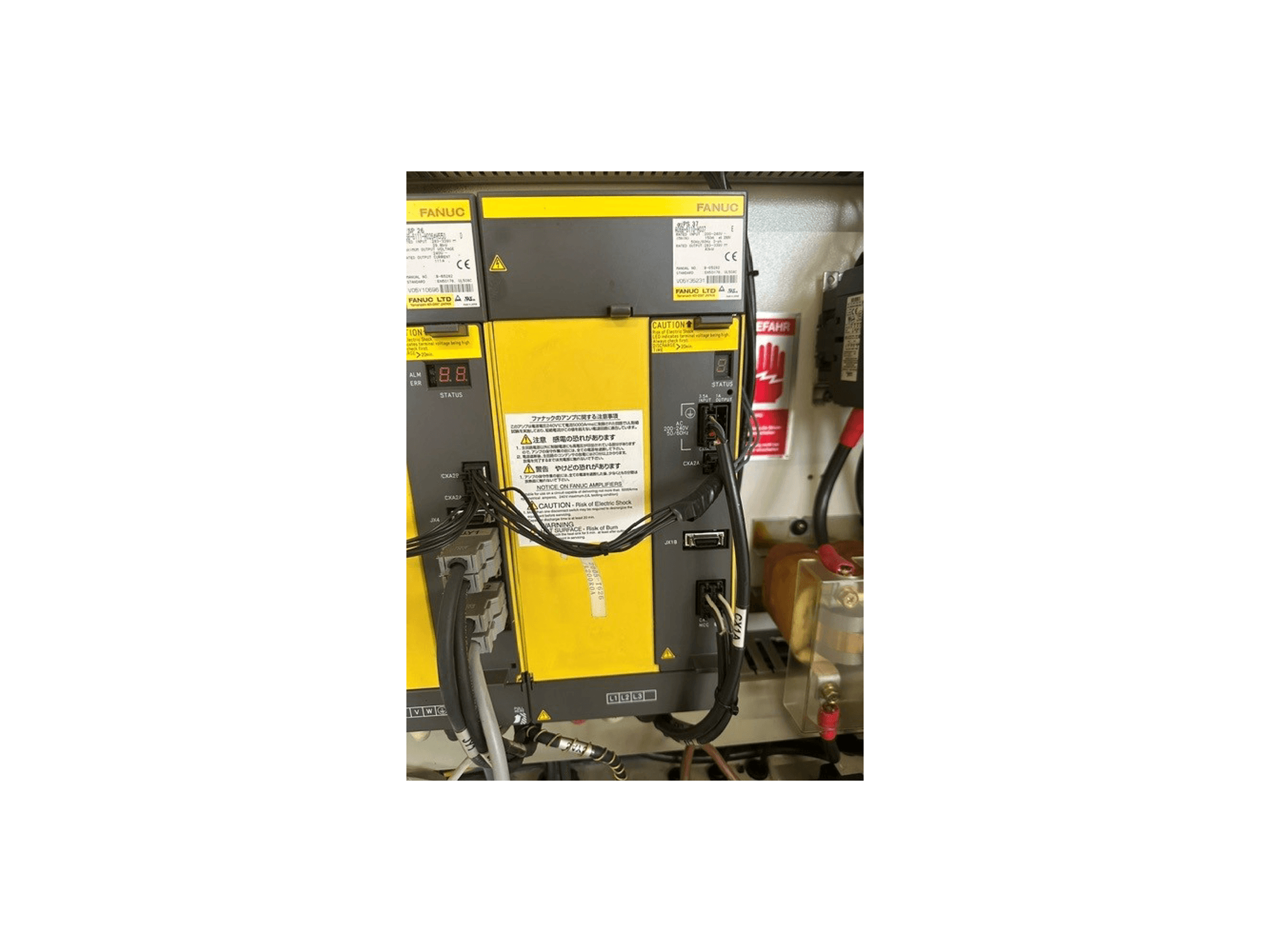 Universalinio apdirbimo centro „MIKRON HSM 600 U“ valdymo pultas, kuriame matomi „FANUC“ komponentai, būsenos ekranas ir laidų jungtys.