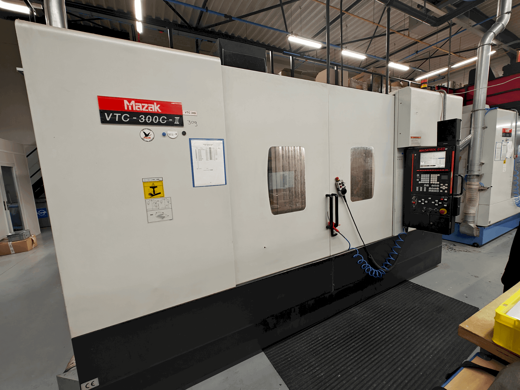 Mazak VTC-300C Mašinos vaizdas iš priekio