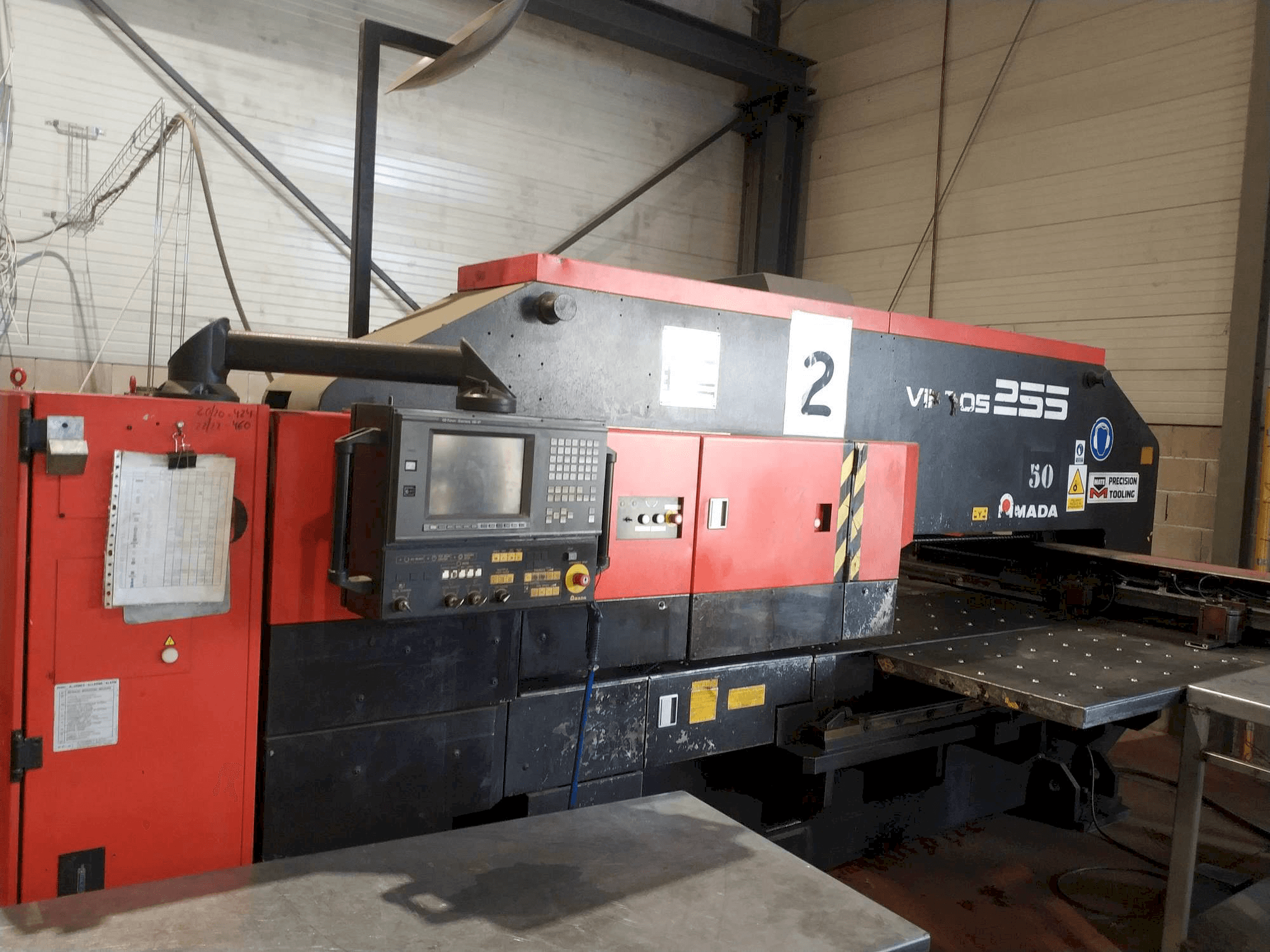 AMADA VIPROS 255 Mašinos vaizdas iš priekio