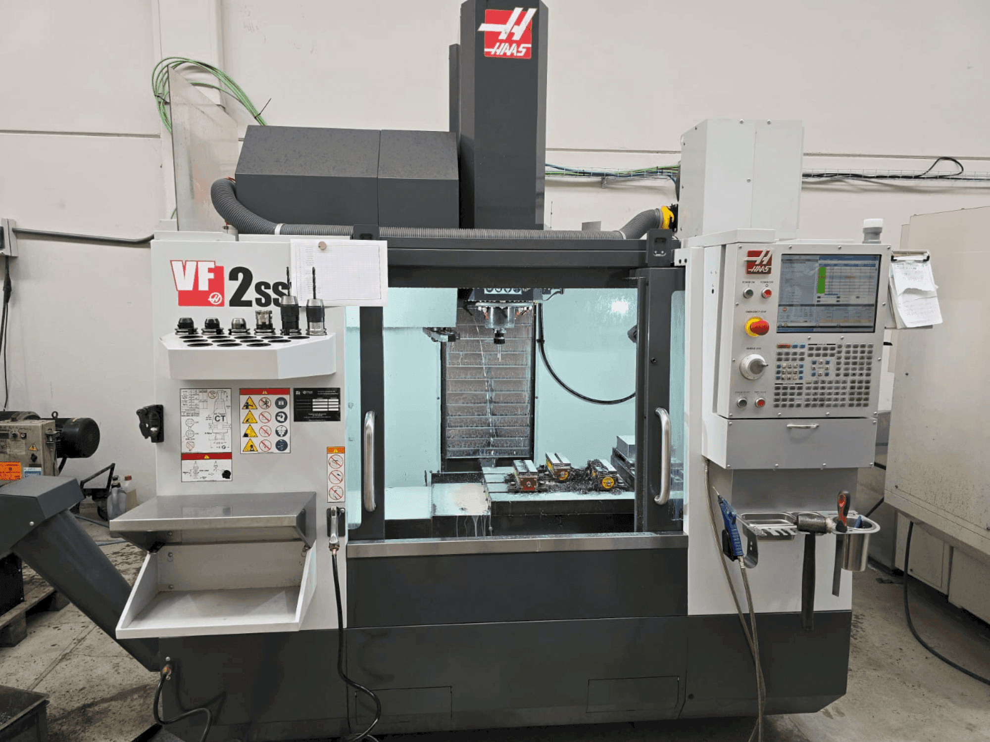 HAAS VF 2SSYT Mašinos vaizdas iš priekio