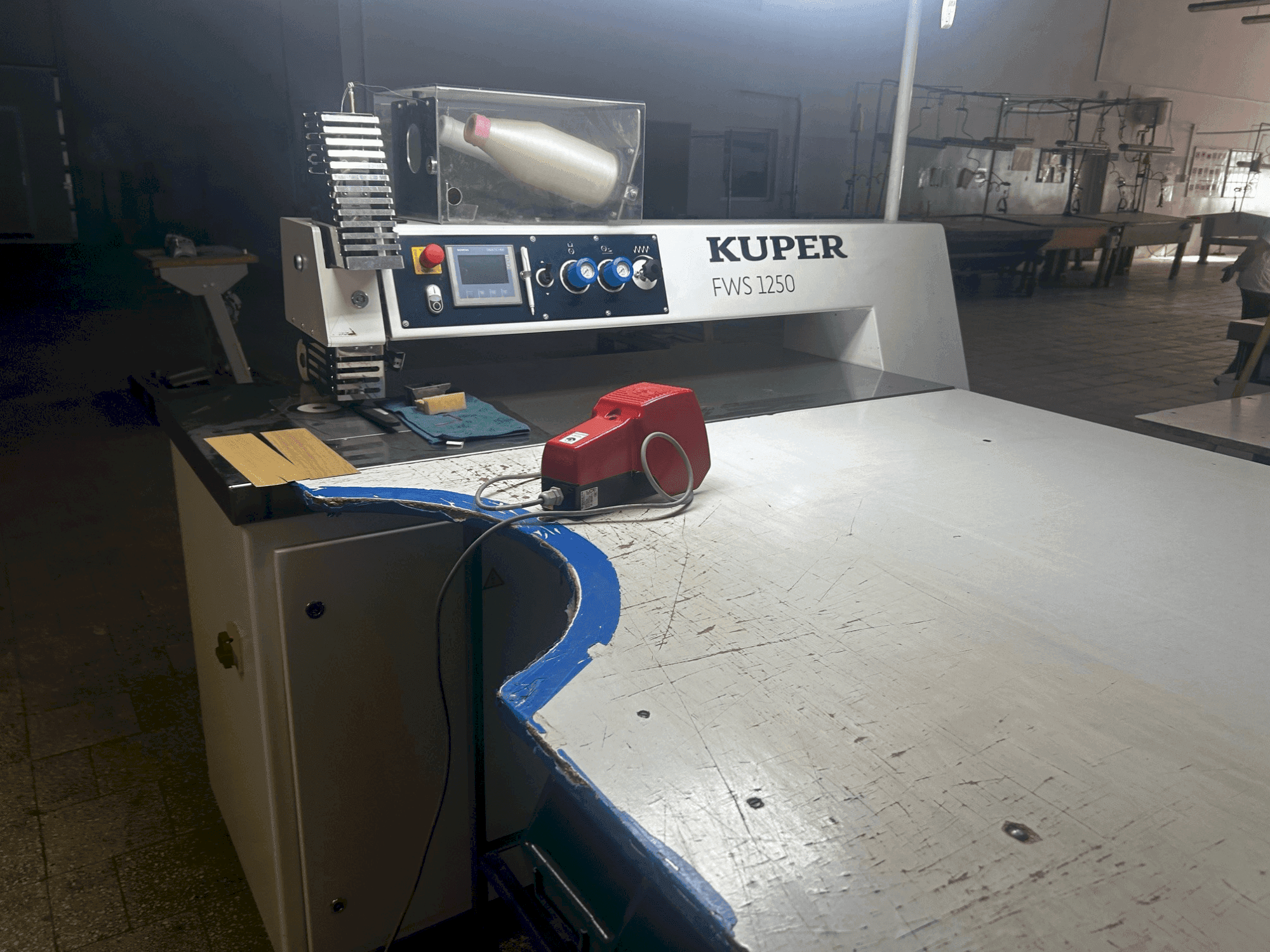 KUPER FWS 1250 Mašinos vaizdas iš priekio