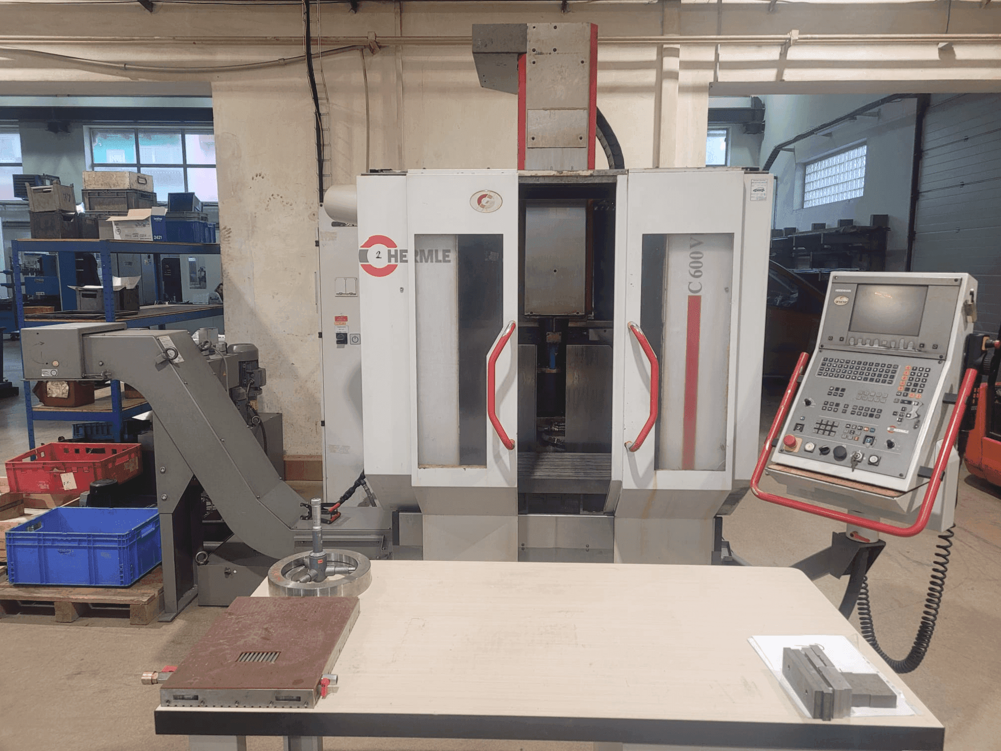 HERMLE C 600 V Mašinos vaizdas iš priekio