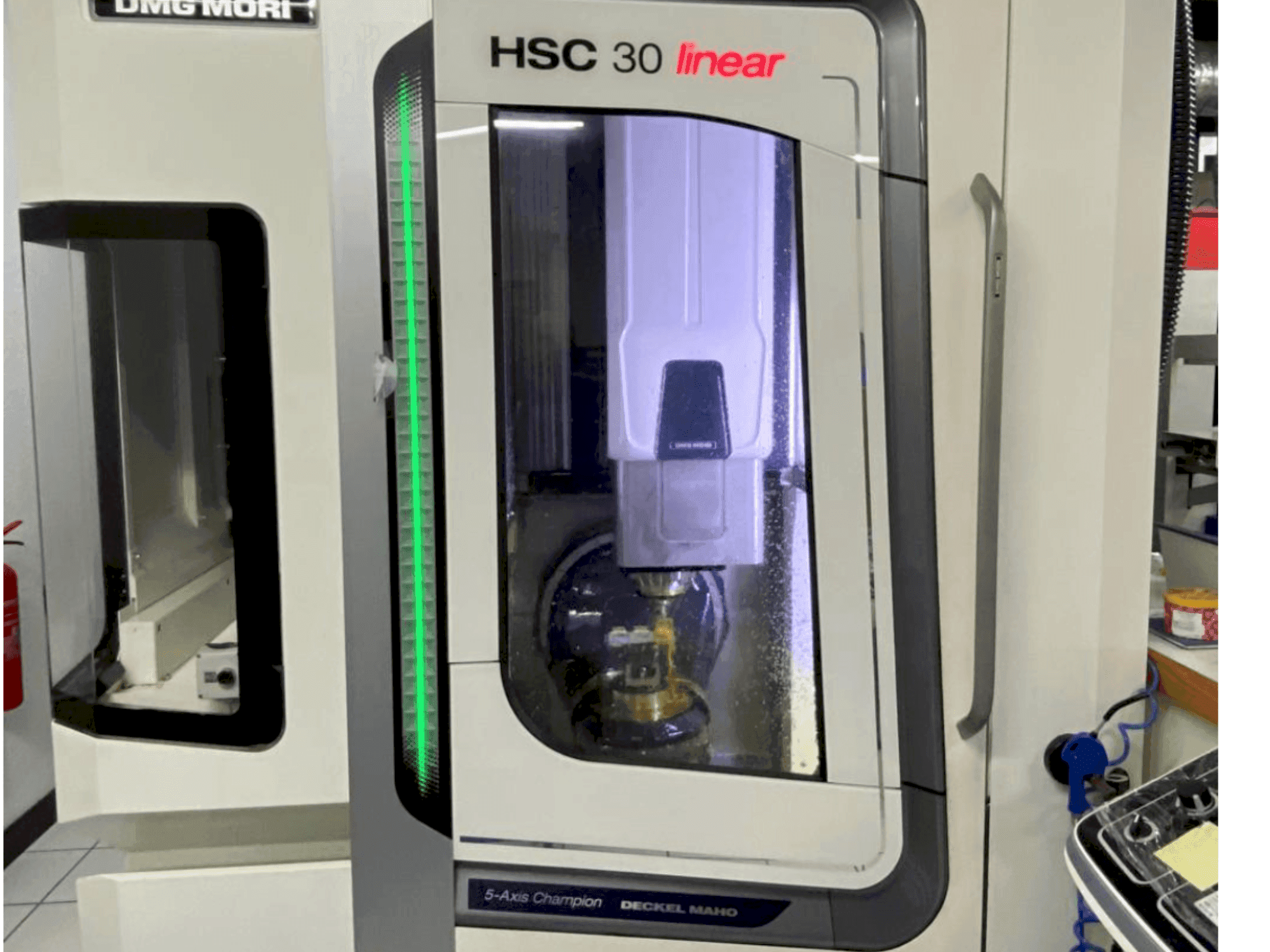 DMG MORI HSC 30 linear Mašinos vaizdas iš priekio