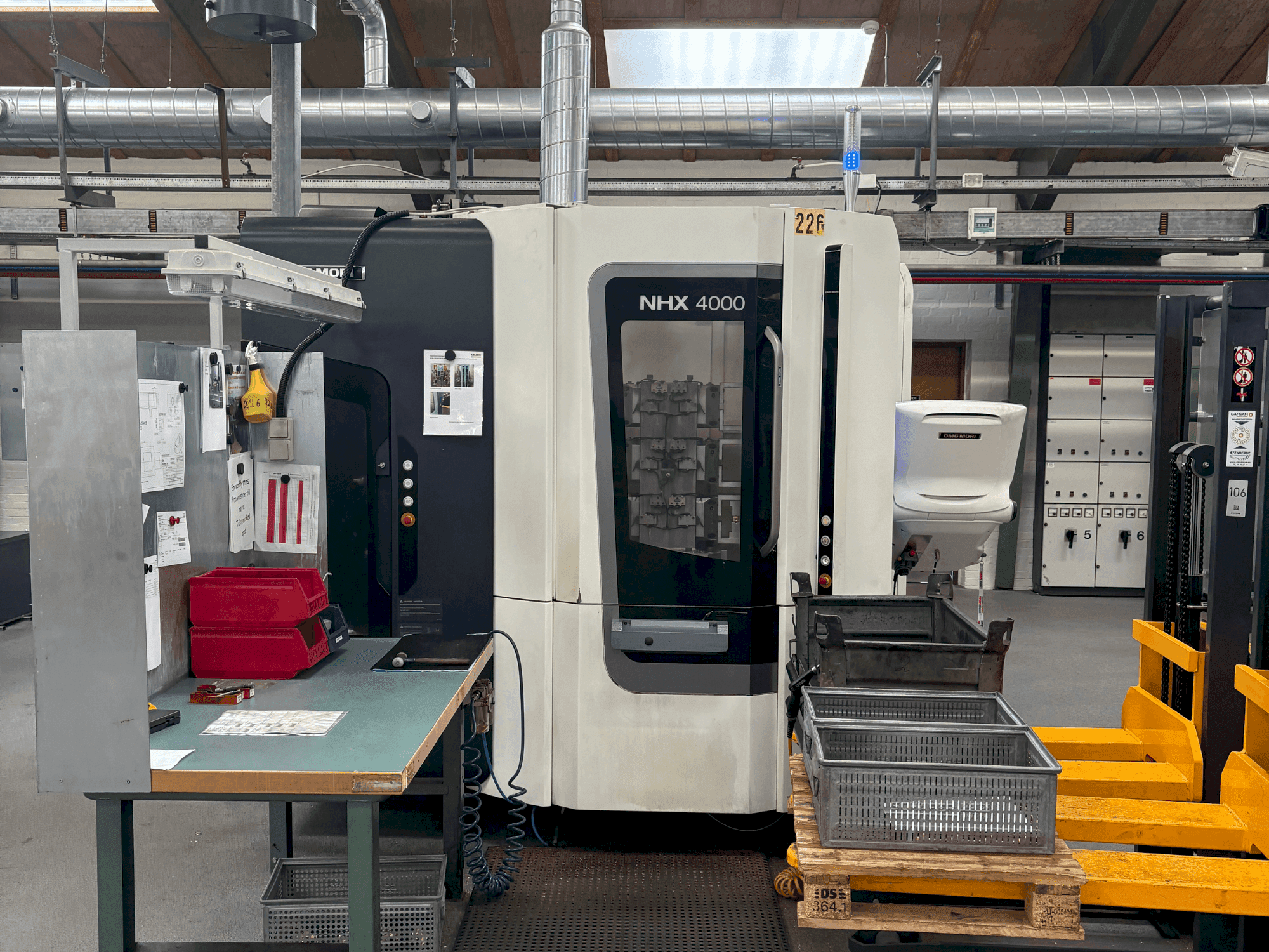 DMG MORI NHX 4000 Mašinos dešinės pusės vaizdas