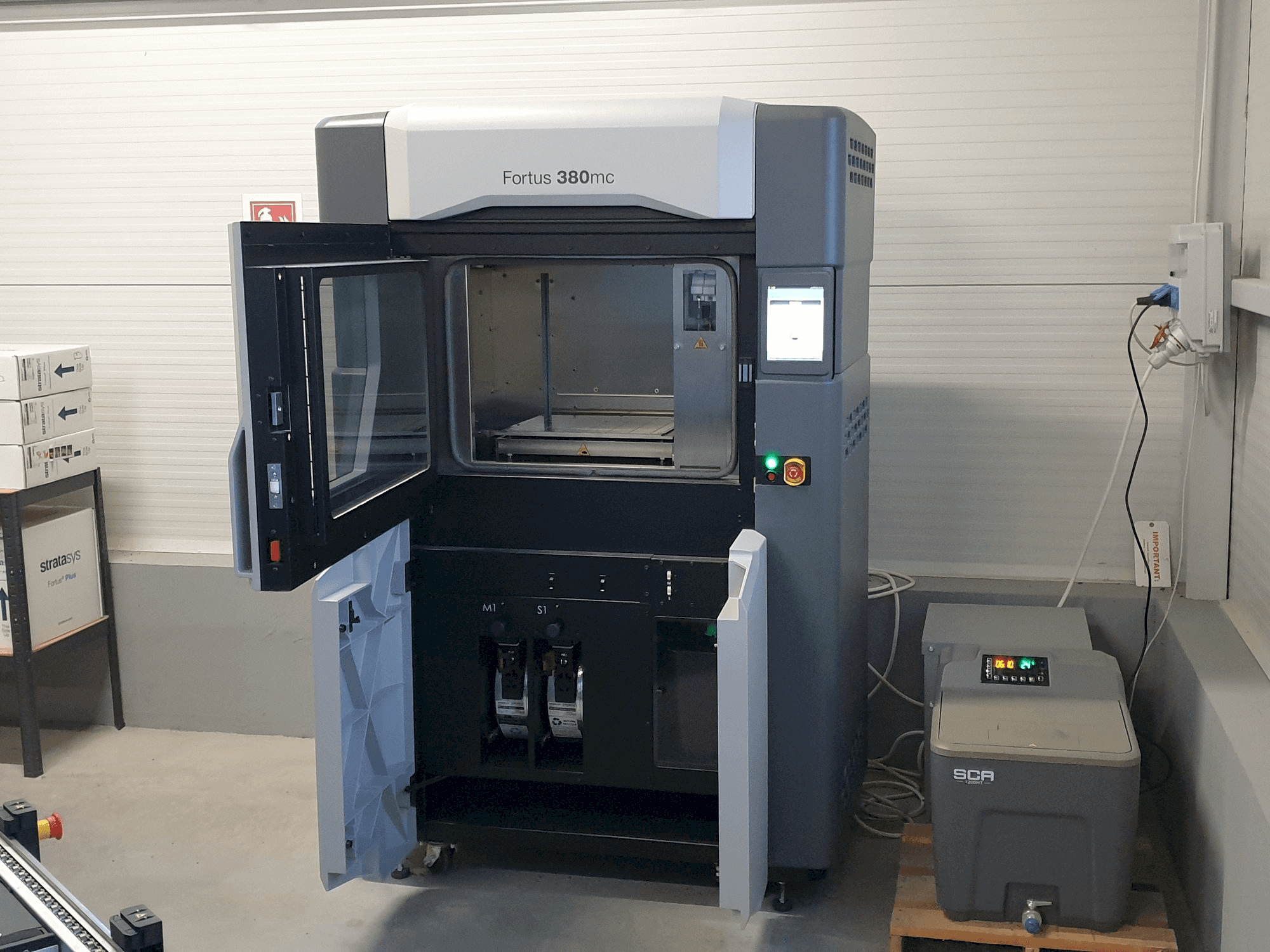 Stratasys Fortus 380mc Mašinos vaizdas iš priekio