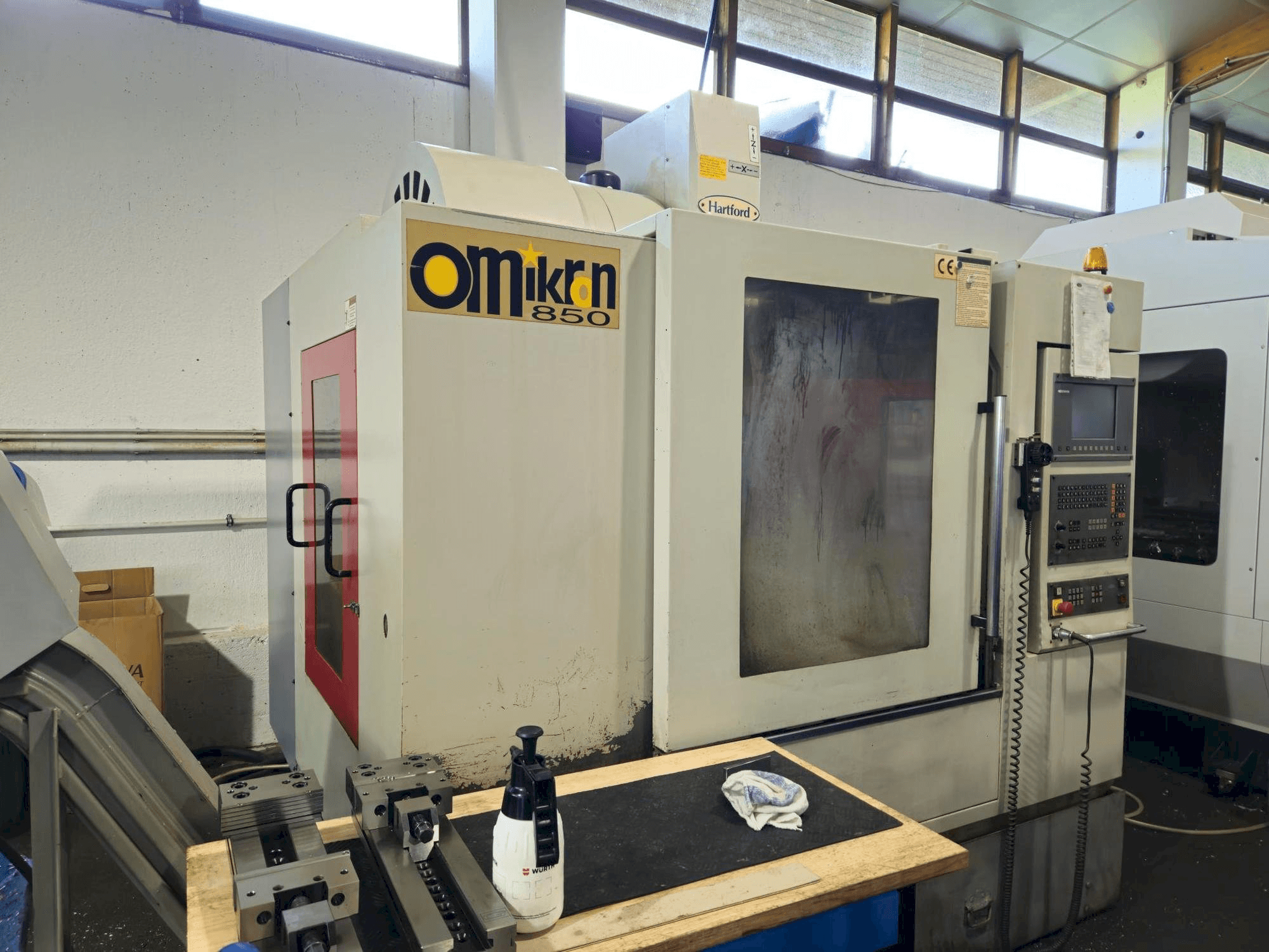 Hartford VMC 850AP Mašinos vaizdas iš priekio