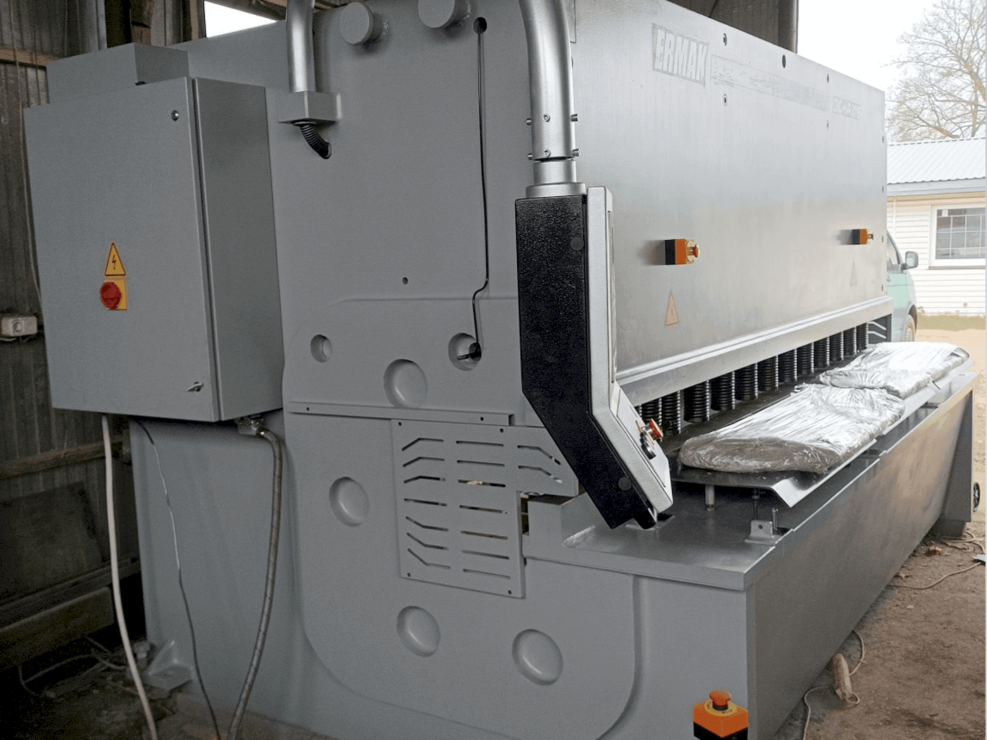 ERMAKSAN HVR 3100-16 Mašinos vaizdas iš priekio