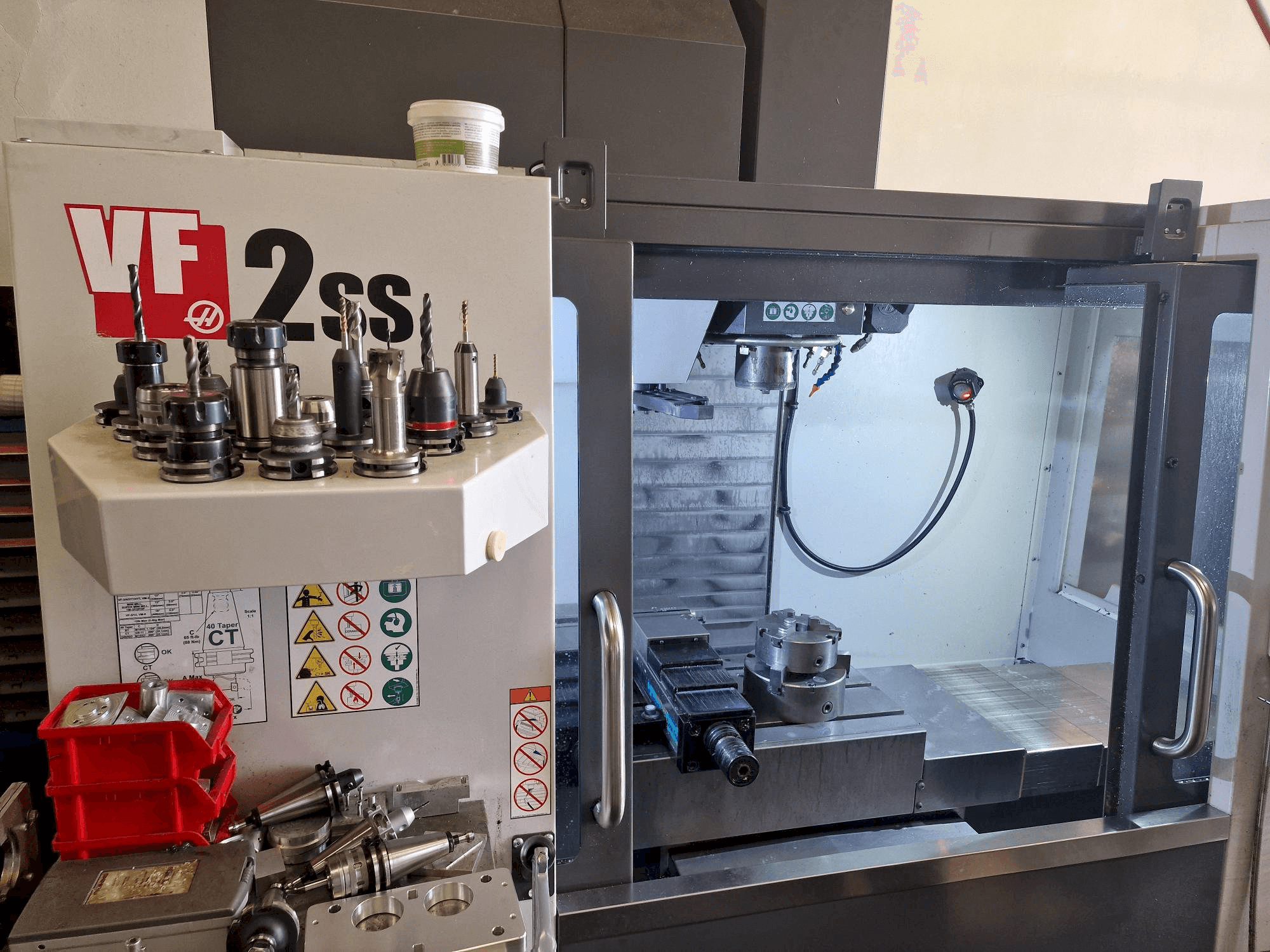 HAAS VF-2SS Mašinos vaizdas iš priekio