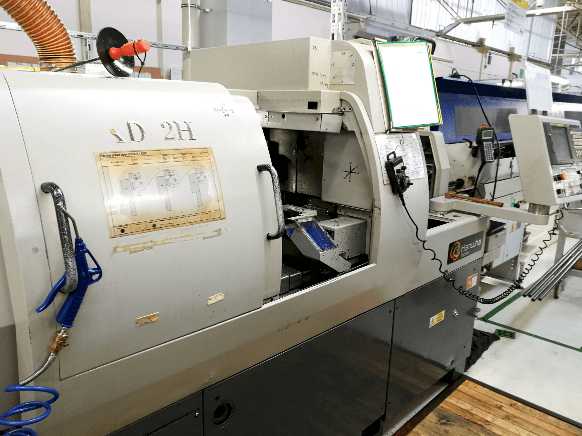 Hanwha XD 32 H Mašinos dešinės pusės vaizdas