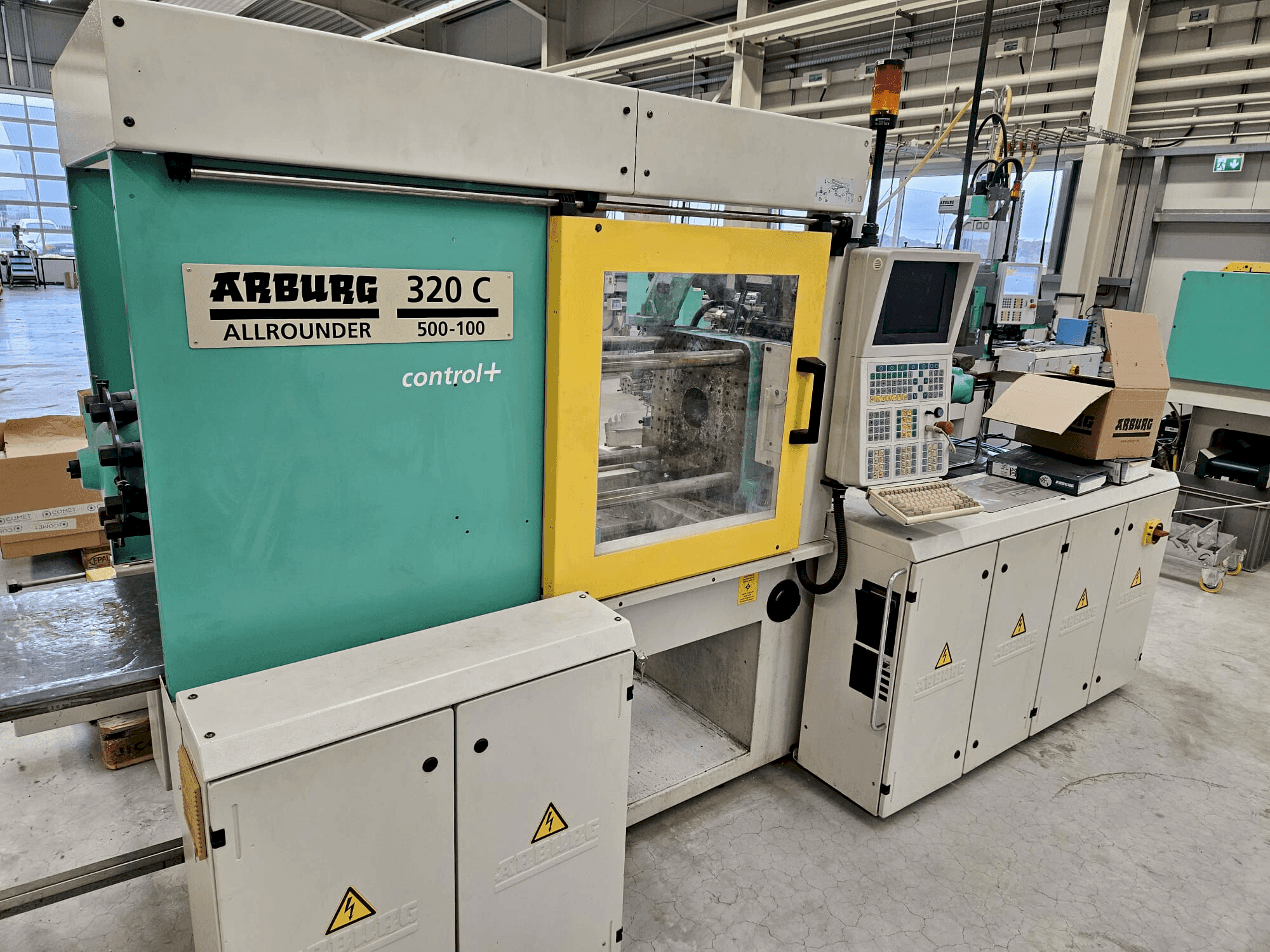 Arburg 320 C 500-100 + Multilift H with B-Axis Mašinos vaizdas iš priekio