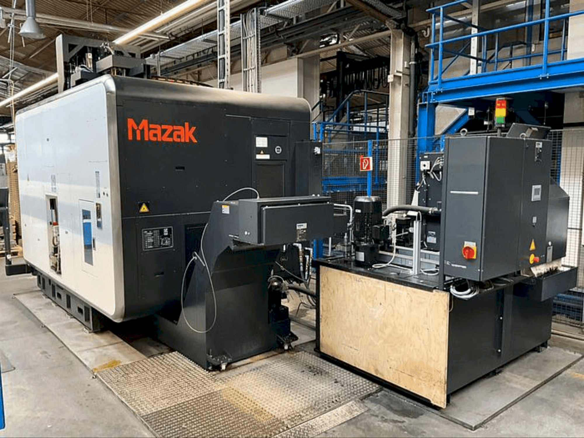 Mazak VARIAXIS i-700 Mašinos vaizdas iš priekio