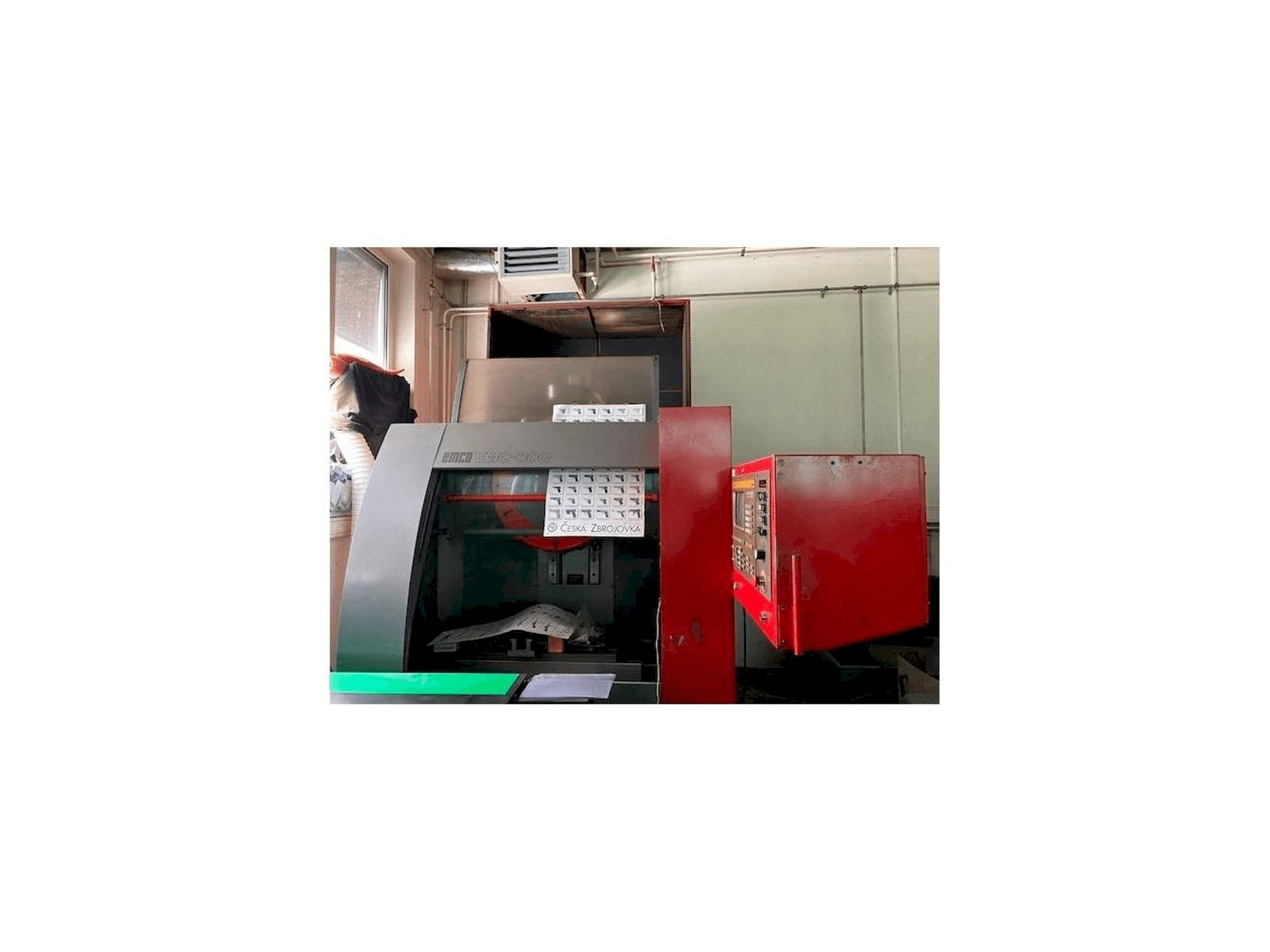 EMCO VMC 300 Mašinos vaizdas iš priekio