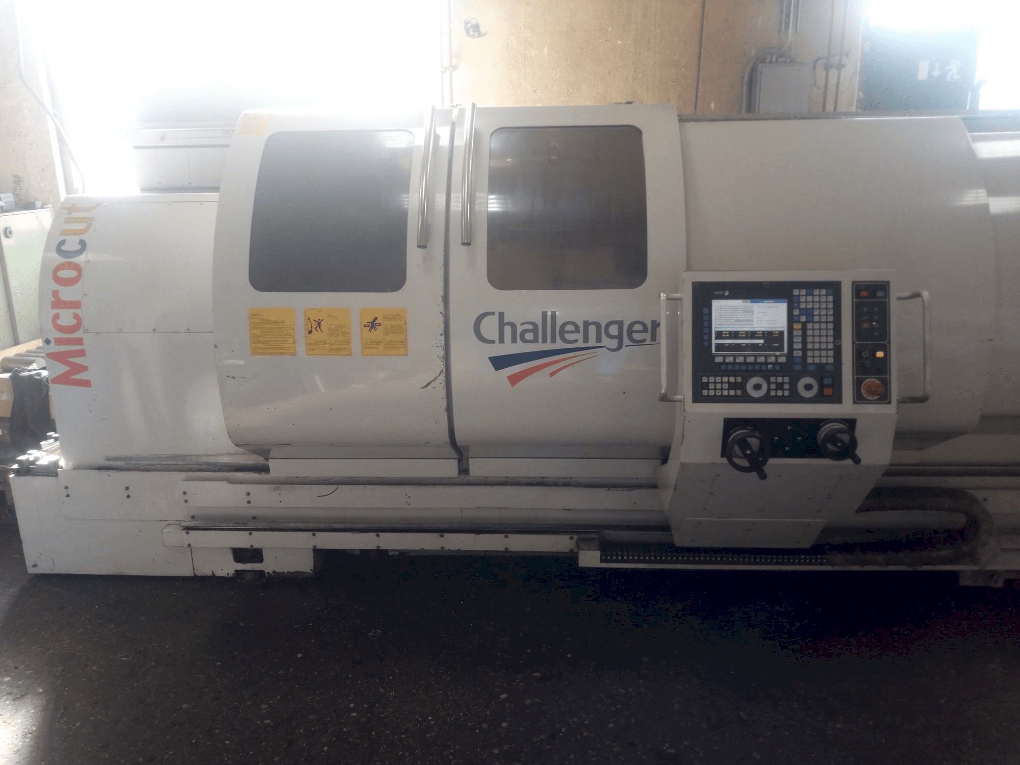 MICROCUT BNC 2280 Mašinos vaizdas iš priekio